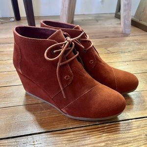 Toms Desert Wedge in cognac suede